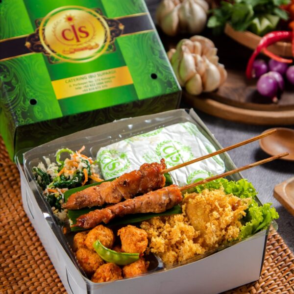 Nasi Kotak Paket 32.000: Nasi, Sambel Goreng kreni, Ca/ Soon/Bakmi, Sate Ayam 2 tusuk, Udang, Buah, Kerupuk